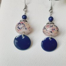boucles d'oreille blanc et bleu moucheté avec perles faites à la main en verre filé